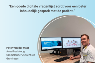 Anesthesioloog achter zijn bureau met een quote over digitale vragenlijsten voor een beter gesprek met de patiënt